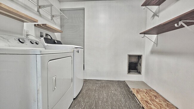 Building Photo - Charming 3 Bed 1.25 Bath Home in Skyway with a great view of Mt Rainier