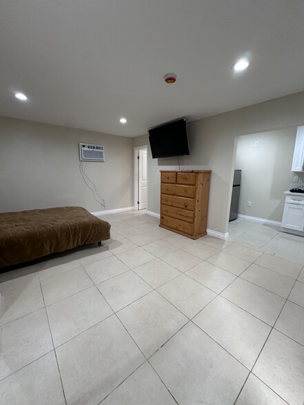 Building Photo - 200 S Palm Dr