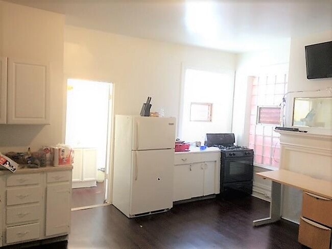 Building Photo - 156 Robinson St