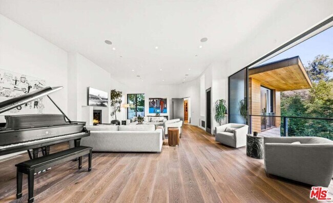 Building Photo - 727 N Beverly Glen Blvd