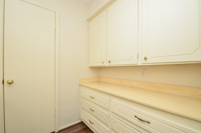 Building Photo - 6611 Cypress Point Dr