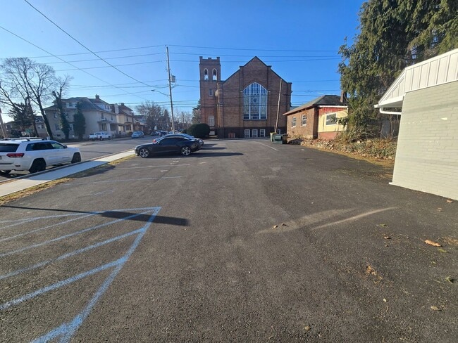 Building Photo - NEW LISTING: 1-Bed w/ Private Laundry & Parking