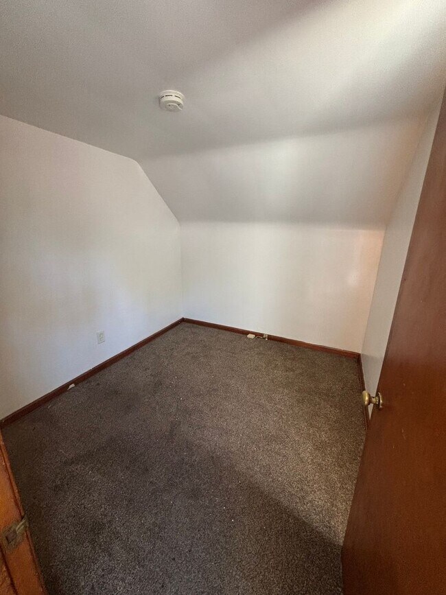 Building Photo - 3-Bedroom 1 Bath Bungalow style Home-Collinwood Area(Accepting Section 8, Eden and private pay Te...