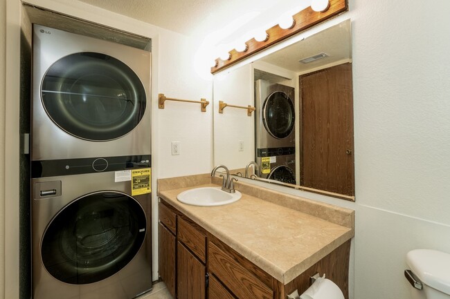 Building Photo - 2 Bedroom 2 Bathroom Sits Right on the Sho...