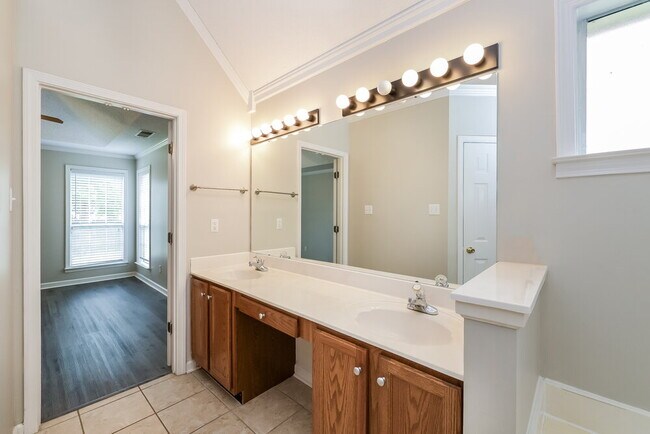 Building Photo - 490 Bruins Trce