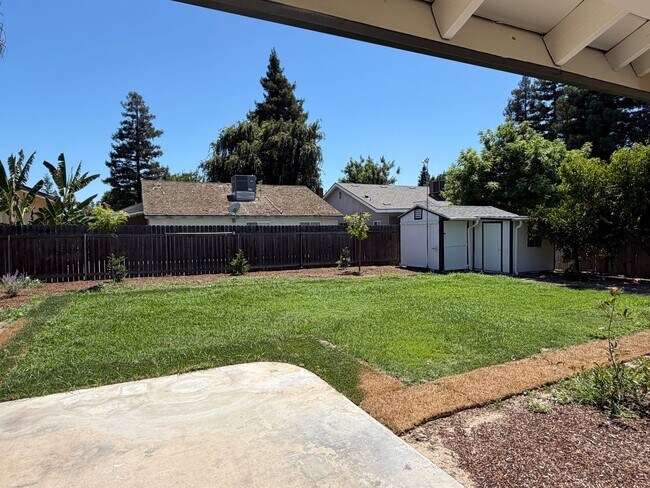 Building Photo - 5933 W Iris Ct