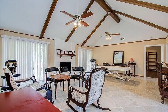 Building Photo - 2722 N Doral Dr