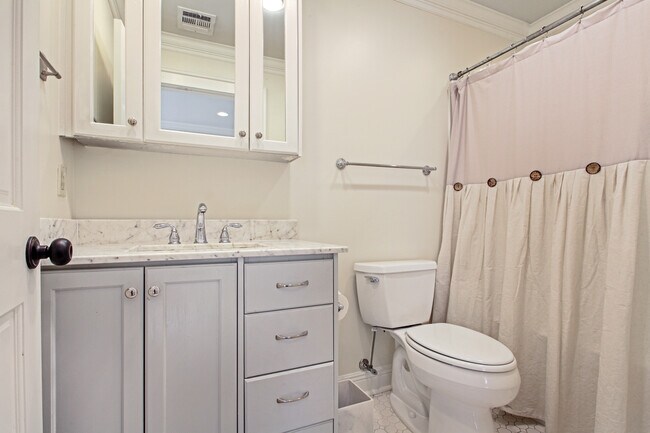 Building Photo - 3027 Chestnut St