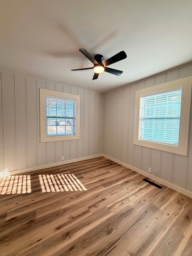 Building Photo - Beautiful 3 bedroom / 2 bathroom house in Joplin Mo with fenced in Yard!!