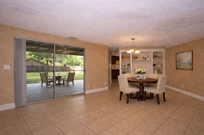 Building Photo - 3/2 on Corner lot in Altamonte Springs Available Now!