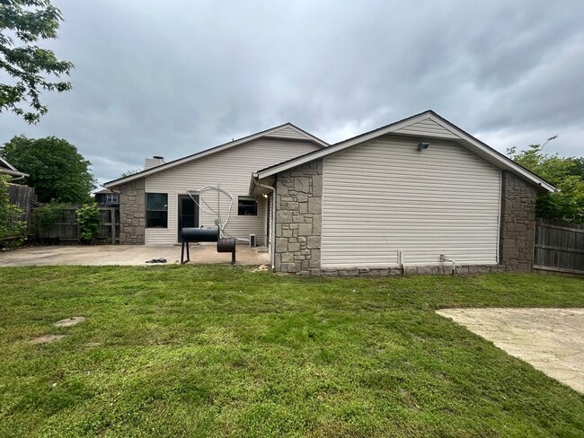 Building Photo - South Tulsa gem!