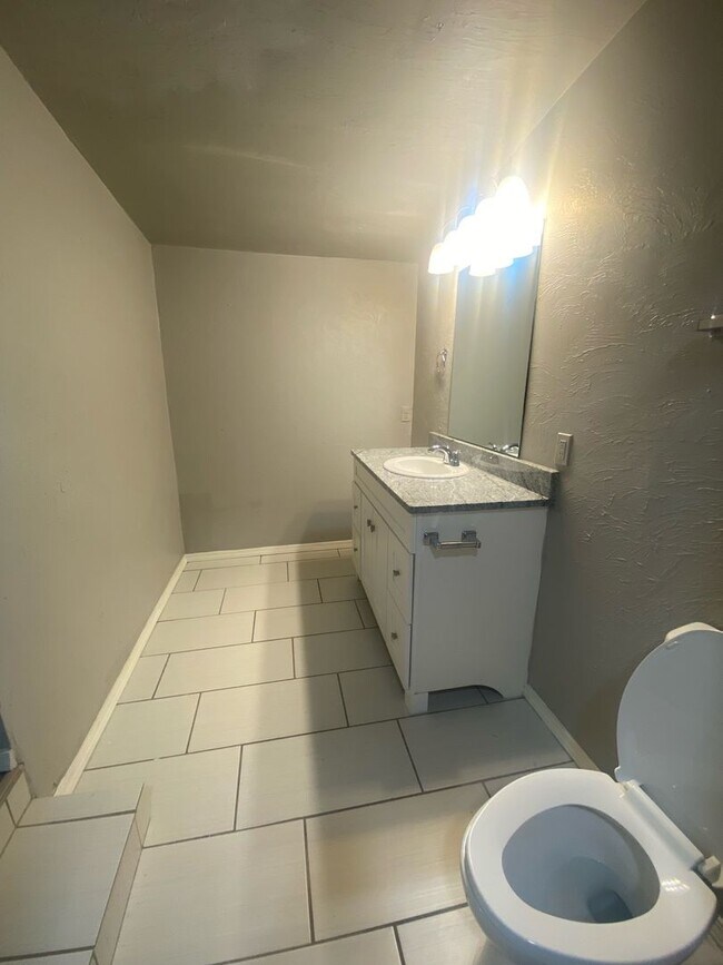 Building Photo - Gorgeous 3 Bed, 2 Bath Home with Modern Up...