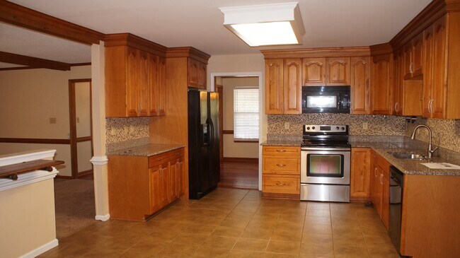 Building Photo - 1221 Clearwater Ln