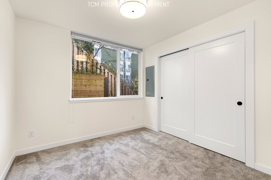 Building Photo - 2024E NE 85th St