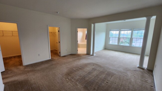 Building Photo - Spacious, Large, Luxury 3 Bedroom Townhous...