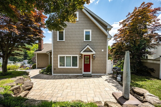 Building Photo - 32 Lakeshore Dr N