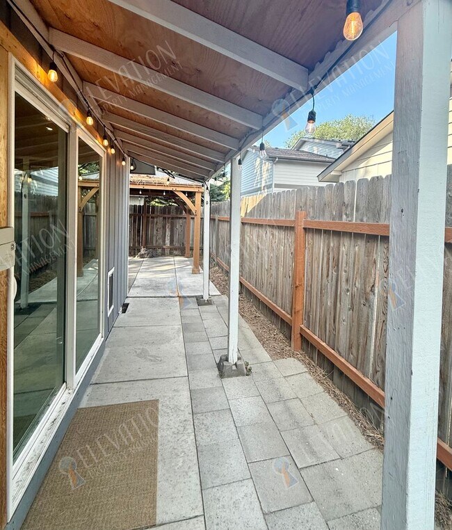 Building Photo - 112 SE McKinley Ave