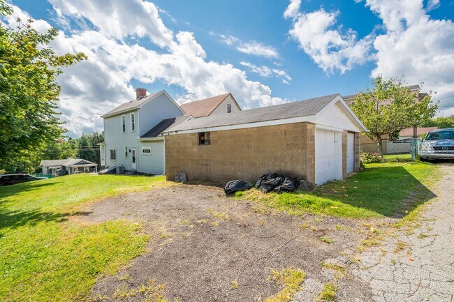 Building Photo - Beautiful 2 Bedroom home in Whitaker available February 1!