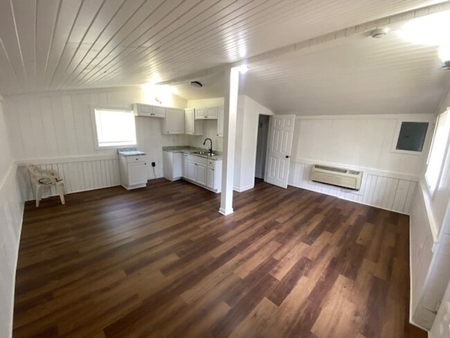 Building Photo - Beautifully upgraded studio unit
