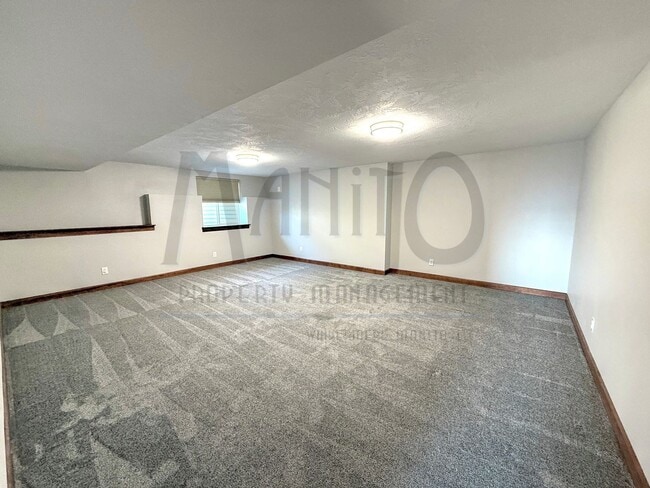 Building Photo - Spacious Home With Stunning Sunset Views