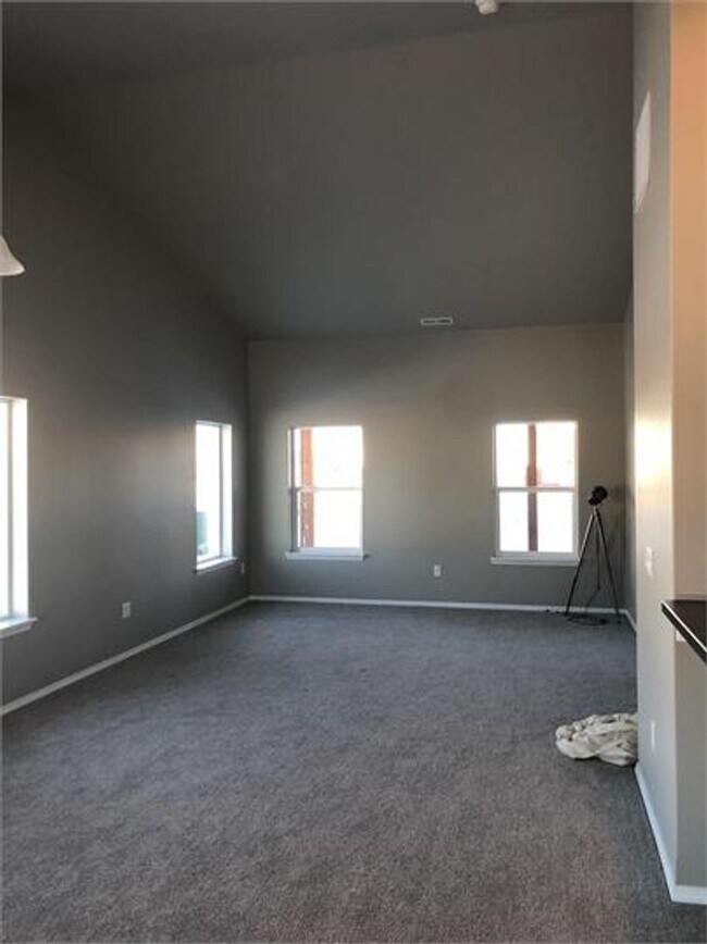 Building Photo - Beautiful 3 bedroom 2 bath house in Bozeman with a fenced yard