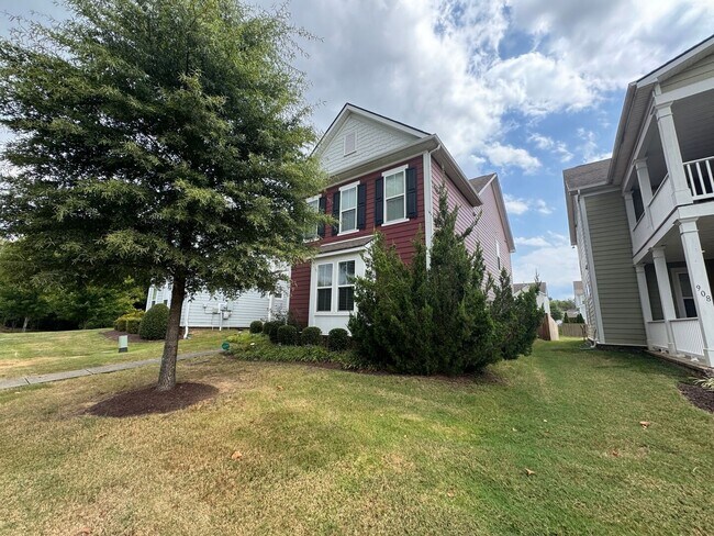 Building Photo - Your Franklin dream rental is here—4 bedrooms, a huge bonus, two en-suites, and an unbeatable loc...