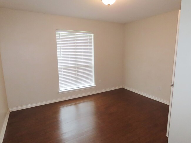 Building Photo - Beautiful 3 Bedroom, 2 Bath Duplex in Lind...