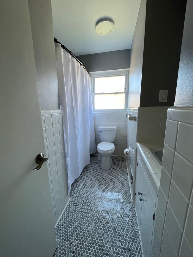 Building Photo - 1246 Hillcrest Ct