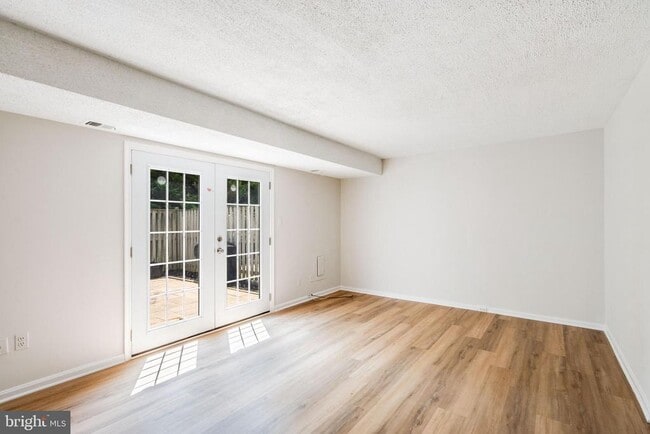 Building Photo - 5605 Independence Cir