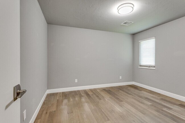 Building Photo - 2125 Heavenly Dr