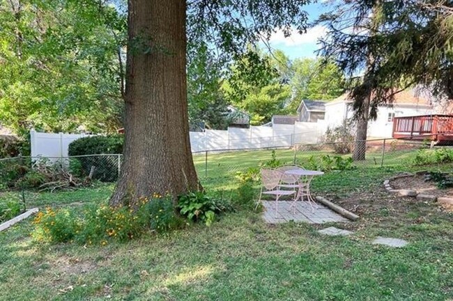 Building Photo - Country Club Home with Spacious Backyard