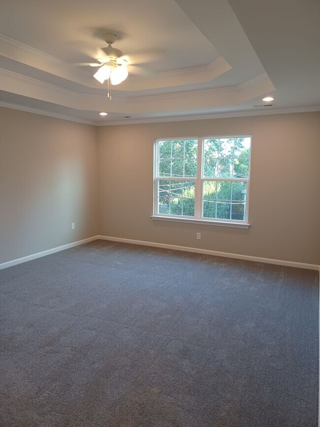 Building Photo - Beautiful 5 Bedroom Home in Hampton