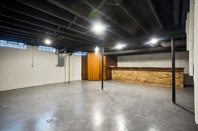 Building Photo - Beautifully Updated 4 Bed / 2.5 Bath Colon...