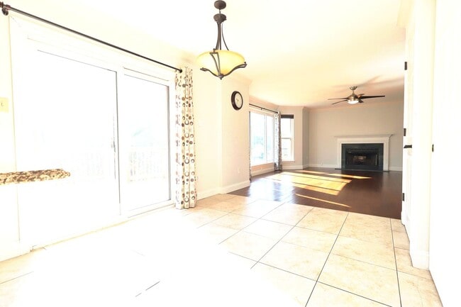 Building Photo - 5 Bed 3.5 Bath Chesterfield Charmer