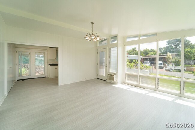 Building Photo - Available Now! 3 BD / 1.5 BA / 2 carport parking in Wahiawa