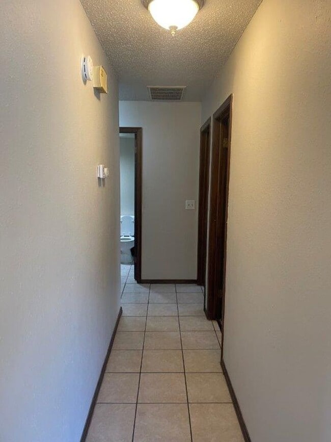 Building Photo - 2 bed, 1 and 1/2 baths with a 1 car garage and new countertops! cute duplex for rent near SW 89th...