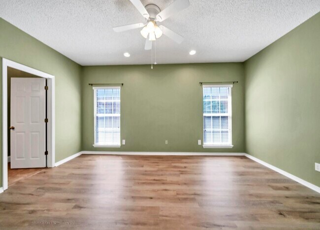 Building Photo - 4469 Parkwood Square