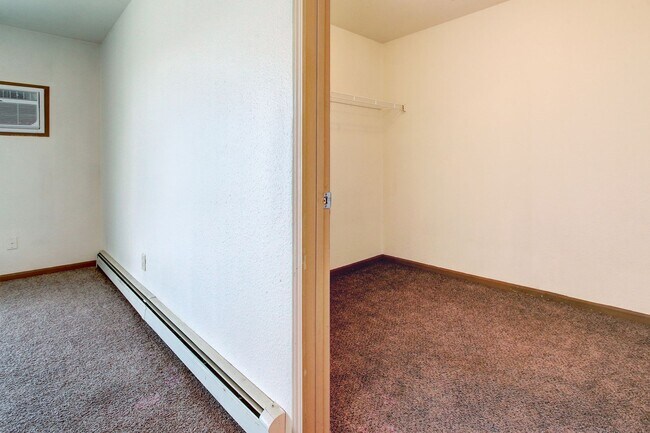 Building Photo - 2 BED 1 BATH UPPER LEVEL APARTMENT