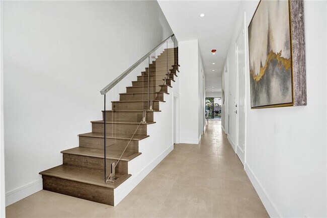 Building Photo - 1211 SE 1st St