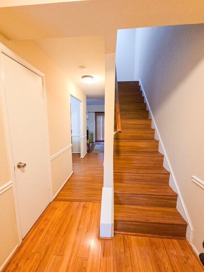 Building Photo - Beautiful 3BR Townhouse in Rockville/Derwood for early June Move-In!