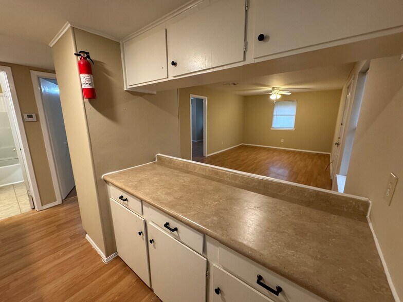 Building Photo - 1034 W Village Ct