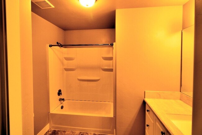 Building Photo - 3 bed 2.5 bath townhome in Salem