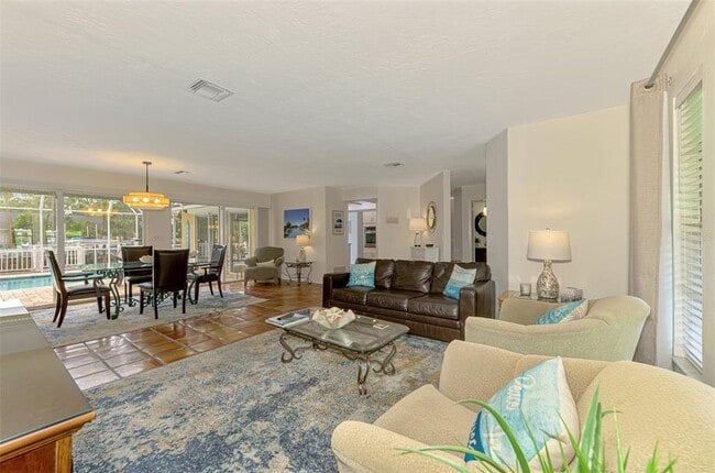 Building Photo - 4946 Commonwealth Dr