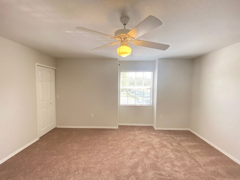 Building Photo - Second Floor Apartment with Balcony View! ...