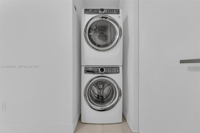 Building Photo - 18975 Collins Ave