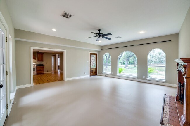 Building Photo - CASTLE HILLS FAMILY HOME