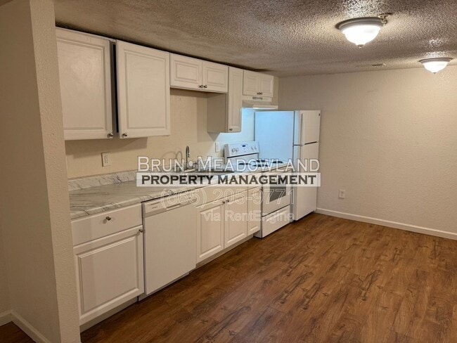 Building Photo - 502 E Red Bud Rd