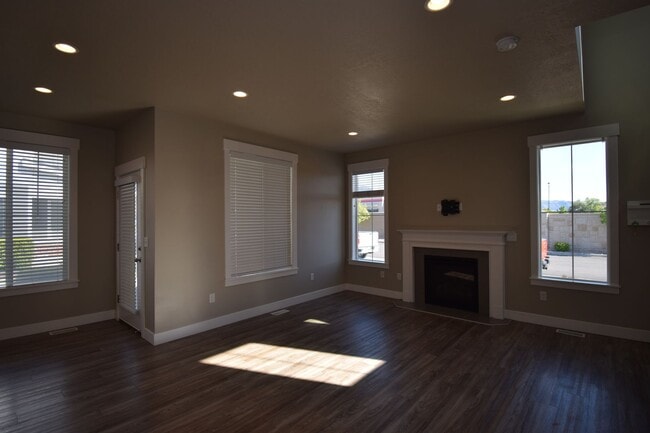 Building Photo - Charming 4 bed Sandy Home, with HOA in Fantastic Location!!!