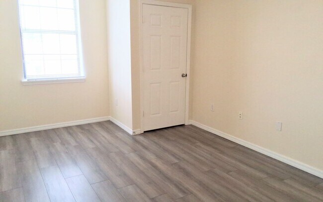Building Photo - Beautiful 2 bedroom/2 bath condo with a ba...