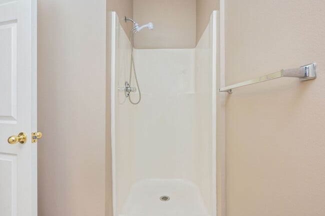 Building Photo - Spacious 2-Bedroom Condo at The Oaks – Pri...